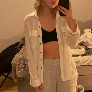 Söt skjorta - Söt skjorta. Aldrig använd passar både t sommar och nu till våren❤️