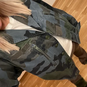 Quatre Filles jacka  - En mörkblå camoflage jacka från Quatre Filles. Köptes ny hösten 2021 och använd enstaka gånger. Strl S men är oversized i modellen. Skitsnygg men har för mycket jackor. Köpare står för frakt! 