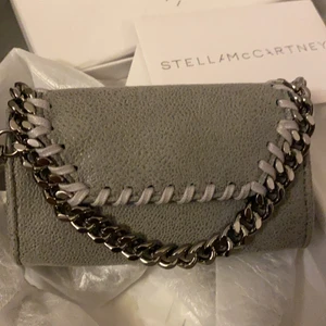 Stella McCartney falabella  - Köpt förra veckan, aldrig använd, då jag ångrade köpet. Köpt från My Theresa för 4000kr Box och dustbag kommer med 