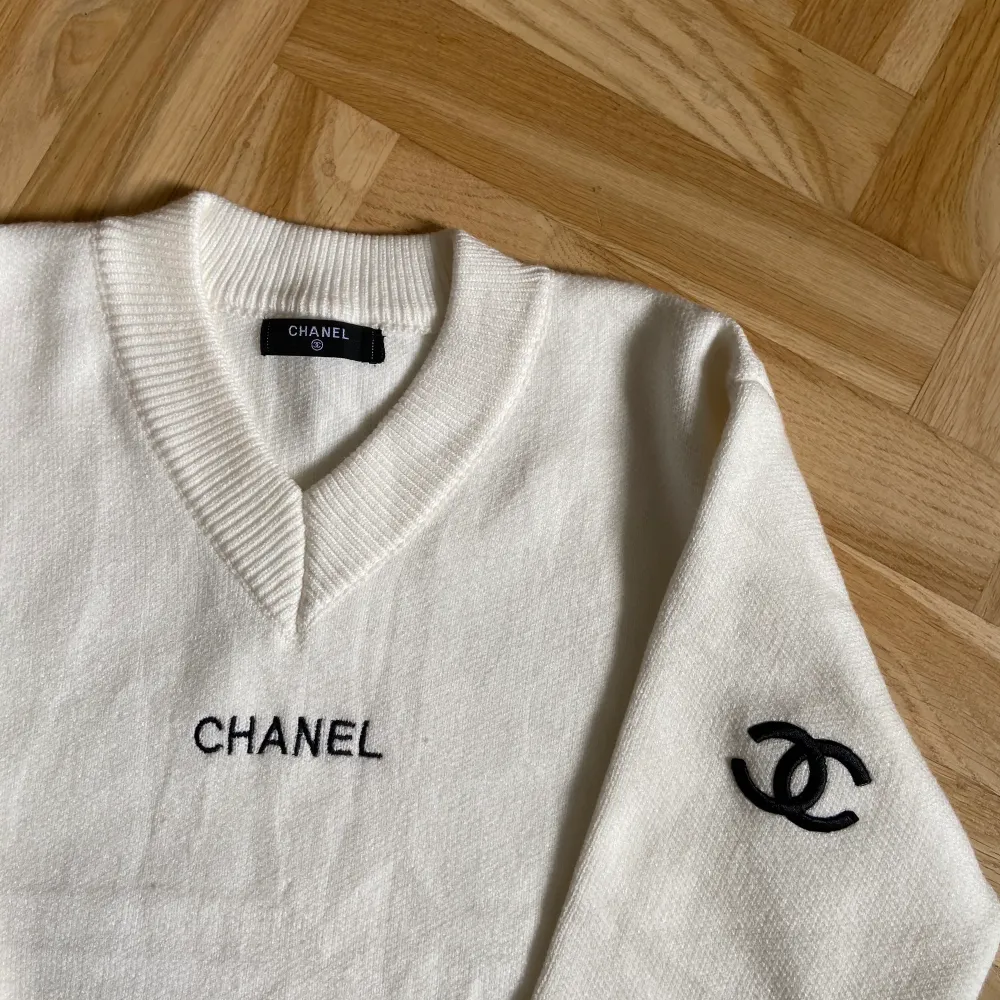 Världens vackraste vintage Chanel tröja. Storlek M/L. Perfekt skick utan defekter. Bud är bindande och jag rapporterar om du inte kan fullfölja köpet. 💘. Tröjor & Koftor.