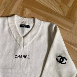 Världens vackraste vintage Chanel tröja. Storlek M/L. Perfekt skick utan defekter. Bud är bindande och jag rapporterar om du inte kan fullfölja köpet. 💘