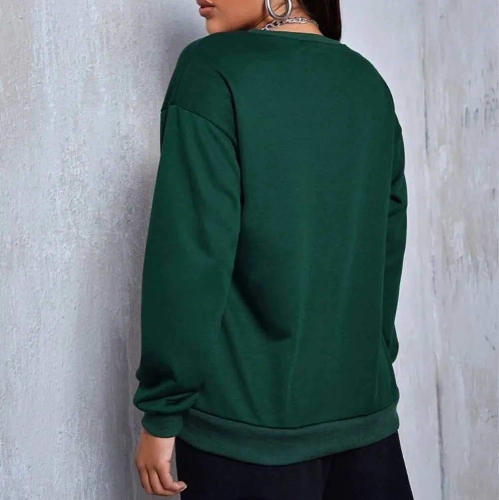 Trendig mörkgrön sweater som passar utmärkt till vintern. Sydda bokstäver. Fint skick, strl S. Tröjor & Koftor.