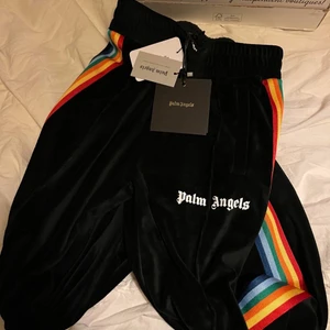 Palm angels trackpants - Ett par feta palm angelsbyxor i ett galet skönt material. Storlek S men sitter som S/M. Cond 9/10 trades kan vara intressant