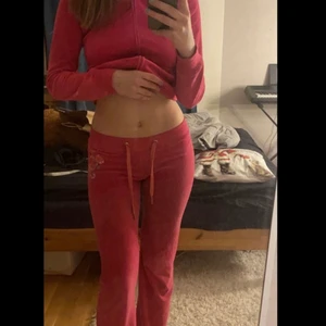 JUICY COUTURE VINTAGE SET ROSA - Säljer detta fina juicy couture set pga att den inte kommer till användning. Settet säljs inte längre i affär. Nästan nyskick, använd typ 3 gånger. Några av paljetterna på byxorna är borta men det är inget man tänker på. Jag är 1.70. Storleken är s men funkar nog en m också då tyget är stretchigt. Köp direkt för 1500 inkl frakt, kan även mötas upp gratis i Västerås.  skriv dm för mer info.💋💖