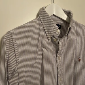 Ralph Lauren skjorta - Ljusblå/vit randig skjorta. Mjukt tyg. Knappt använd.