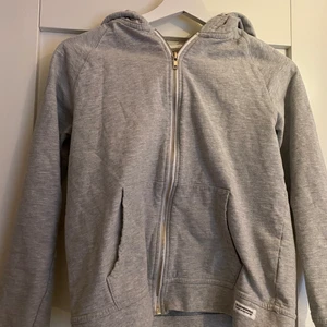 Ziphoodie  - En grå ziphoodie som kan vara perfekt till allt, säljer för den ej kommer till användning! 