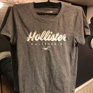 Super fin t-shirt från hollister, storlek XS i dam, jätte bra skick 