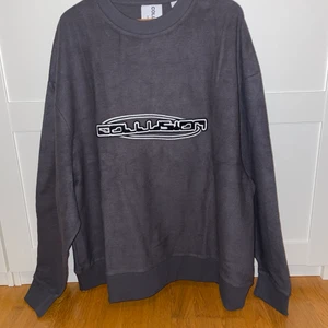 Crew neck COLLUSION - Crew neck i strl XL för en mer lose fit. Köpt från ASOS och aldrig använd endast testad. 