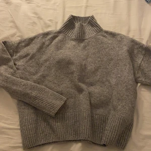 Grå tröja från & other stories  - Superfin grå finstikad polotröja från & other stories💗 frakt ingår i priset😘