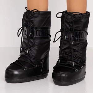 Moonboots i bra skick - Säljer mina moonboots från 2020! Dem är i grymt skick, inga skador eller fel. Nypriset är 2200🥰 skriv privat om ni vill ha fler bilder eller har övriga frågor! 🎉 kan tänka mig att sänka priset vid snabb affär, möter upp i stockholm eller så står köparen för frakten!