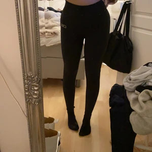 Mörkgråa träningstights  - Knappt använda, drog av lappen alldeles för fort så kan inte skicka tillbaka dom. Nypris 699kr. Säljer för 500kr. Storlek S