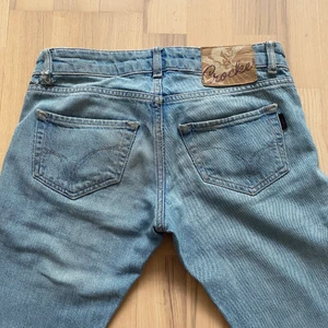 Crocker jeans - Säljer mina super snygga lågmidjade botcutjeans från crocker som tyvärr har blivit försmå för mig! Det är super fina och jag älskar dem! Innerbenslängden är 83cm och midjemåttet är 39cm❤️