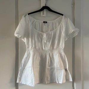 Milkmaid topp  - Sötaste toppen i milkmaid stil 🥰💖 Resår i midjan som ger fin siluett, och djup urringning och små puffärmar! 🌸 Från H&M early 00s, och är i jättefint skick! Inga fläckar eller noppor, bara att sömmen har lossnat lite på 2cm i sidan, men absolut inget som stör. Himla gullig till våren 💘✨💅🏻