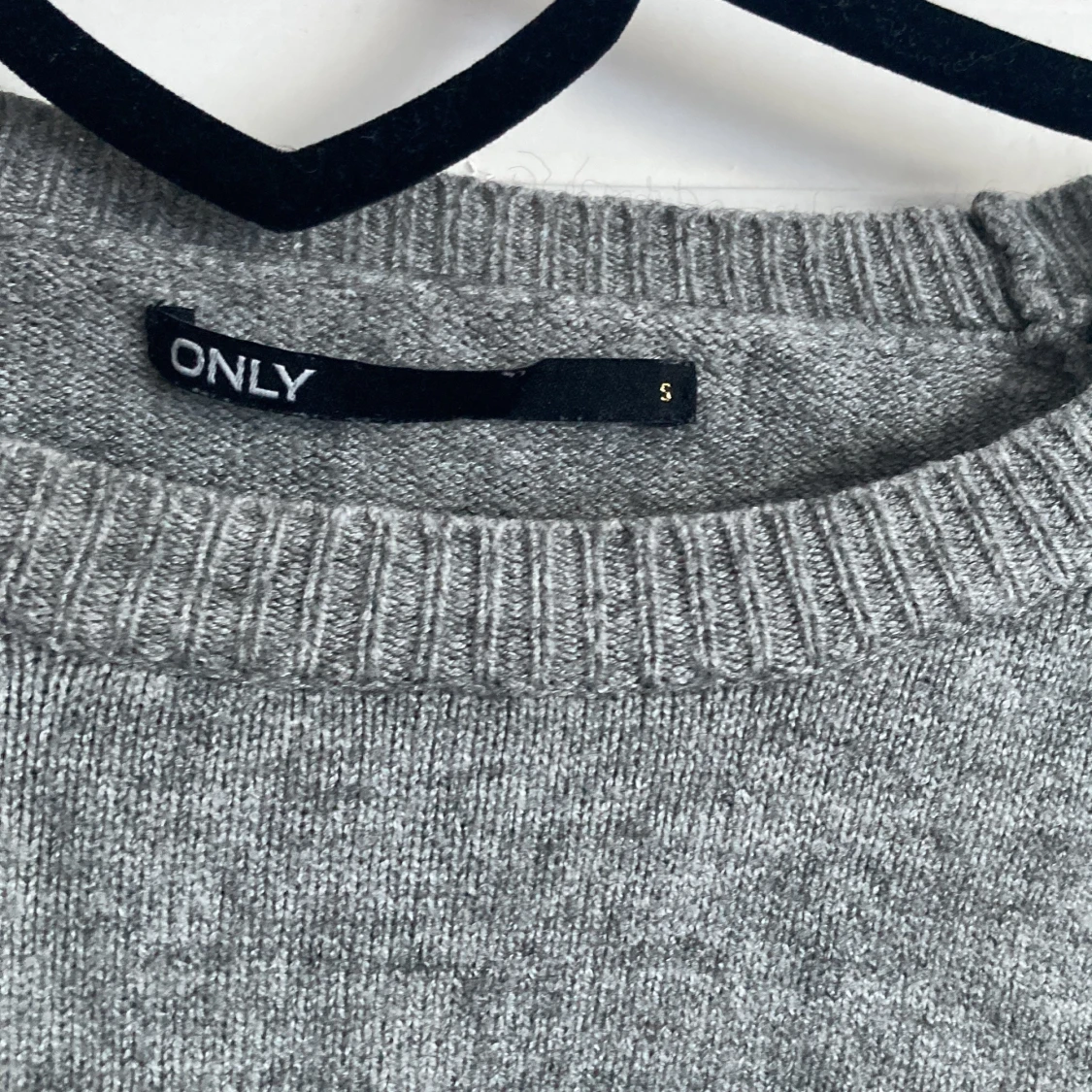 Grå stickad tröja  - 91