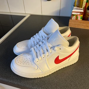 Air Jordan 1 low  - Säljer mina Jordans low pga kommer aldrig till användning. Använd ett få tal gånger!! Nypris är 1500 kr men säljer dom för 1000 kr. Storlek 38,5