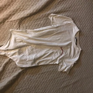 Vit bodysuit  - Om du har bröst kommer behået synnas lite på grund av see through, röd ”aesthetic” text på. Har typ aldrig blivit används. 
