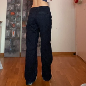 baggy mid waist pants - mörkblåa baggy byxor. skit snygga byxor som sitter snyggt i midjan och över rumpan, har används ca 10 gånger bara eftersom att dem är för långa så jag har trampat sönder dem en aning. sitter mer mid waist än low waist men går att dra ner om man hellre vill det! 