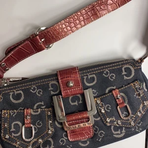 Guess väska - Jätte fin guess väska som är köpt i new york  på tidiga 2000 talet 