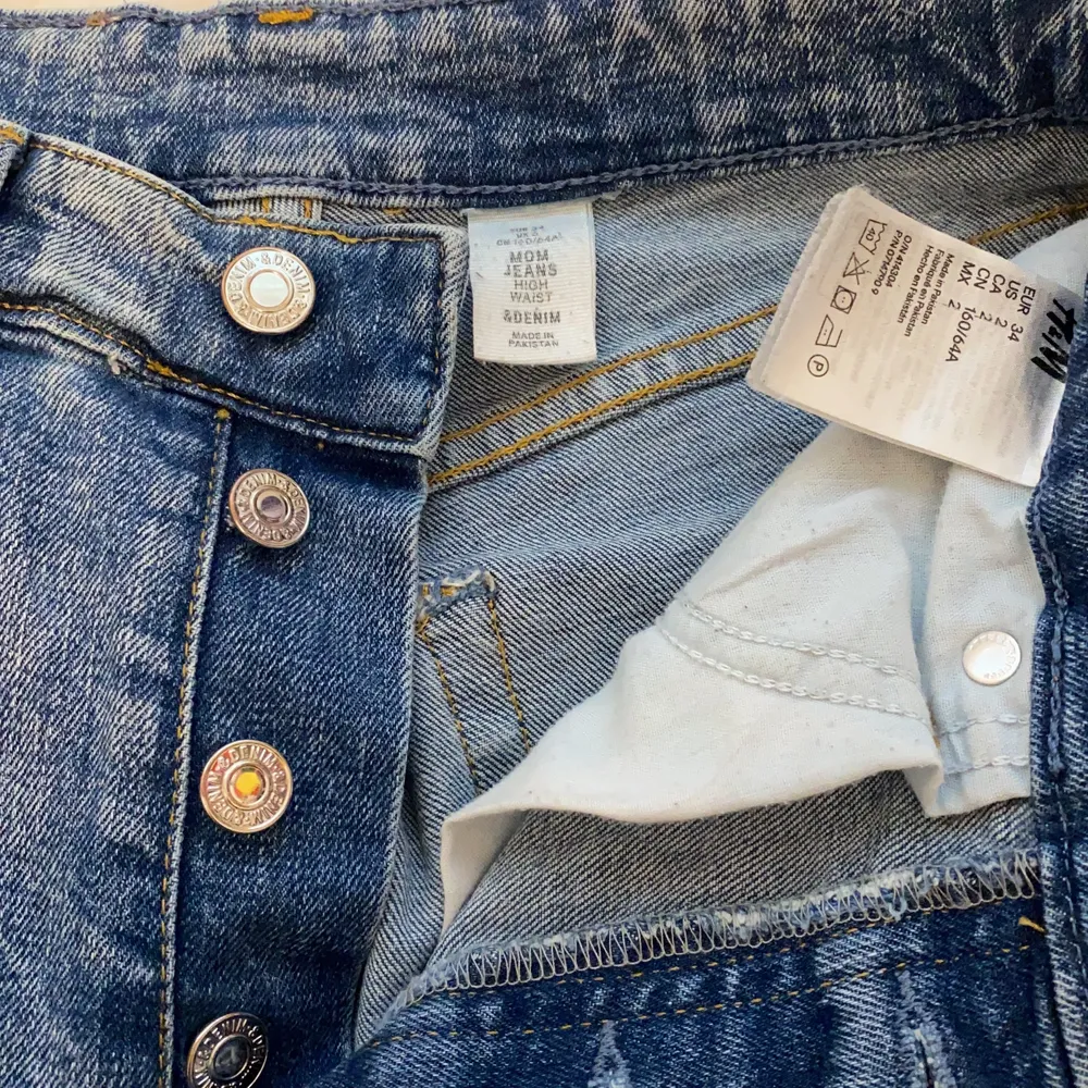 Super snygga Mom Jeans som inte kommer till användning💓 Storlek 34, perfekt längd på mig som är ca 163, säljes för 100kr + frakt. Jeans & Byxor.