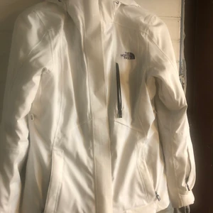 North Face skidjacka vit - Snygg North Face skidjacka storlek M. Luva , figursydd nästan oanvänd . Nypris ca2200:-