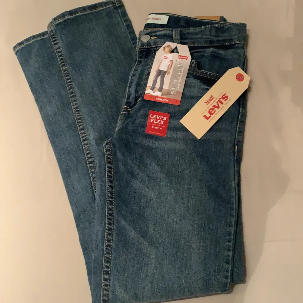 Säljer dessa blåa Levis jeans, helt oanvända och alla lappar kvar. Säljer pga att dom är försmå. Buda gärna privat och skriv om det är några frågor eller om man vill ha fler bilder. Nypris 429kr. Jeans & Byxor.