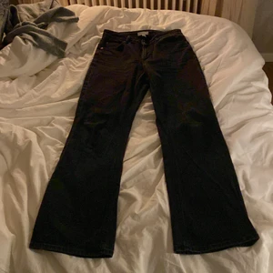 Svarta jeans  - Använd mycket, utslitna i färgen. Köparen betalar frakt 