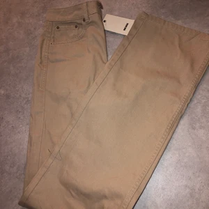 Jeans - Helt nya jeans från bikbok (lapp kvar)🤍 köptes för 399kr🤍 säljer för 199🤍 storlek 34🤍(frakt tillkommer) (fraktkostnaden kan ändras) #jeans #straightleg