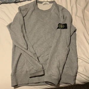 Stone island  - En Stone island crewneck i den tjocka versionen i bra skick 8/10 tyvärr inget kvitto men QR kod finns såklart säljs snabbt för 700-800kr
