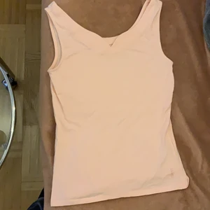 Esprit linne💕 - Säljer detta linne som är i ett väldigt bra skick då linnet knappt är använt🥰 Storlek XS och säljer för 45kr + frakt❤️❤️❤️ Kontakta för frågor🌹