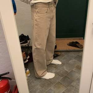 Ljusa jeans från Lee x Weekday collab Nypris: 800 Passar för de mellan 170-180 cm 