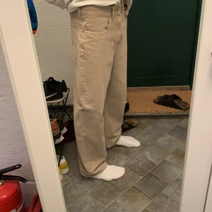 Lee x Weekday Jeans - Ljusa jeans från Lee x Weekday collab Nypris: 800 Passar för de mellan 170-180 cm 