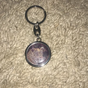 Nyckelring   - En nyckelring med en leopard på tror jag. Den är i bra skick jag köpte den i somras 