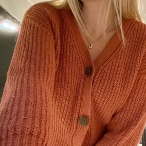 Kofta - En jätte fin kofta i en liten röd rosa aktiv färg. Knappt heller använd och är från Gina. Passar super bra för dig som är en S eller xs. Köparen står för frakten❤️