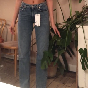 Mid waist straight led jeans - Säljer dessa sjukt snygga jeans från zara. Mid waist straight leg, helt nya med lapparna kvar. Jag är 176cm och går lite över hälarna på mig. Köptes för 399kr och är helt slutsålda på hemsidan. Hör av er om ni har några frågor💕 köp direkt för 300kr