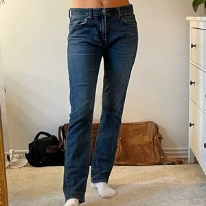 Lowwaist jeans - Ett par lowwaist jeans som tyvär är lite för stora i midjan för mig. Bra skick och skönt material💙💙