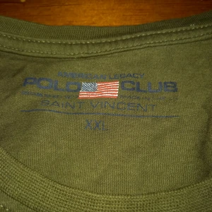 Polo Club saint vincent Strl XXl harr - Den passar bra som Xl /Xxl. Jag själv har använt den 1gång men jag har då L i kläder så tycke den va lite för stor för mig. Den har inte använts då den inte passar min stil och var för stor. Men den är i jätte bra skick och tvättade en gång sen dess har den bara legat still i gadroben så hoppas nån annan tycker om den i stället.