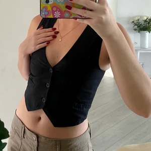 Väst - Säljer en väst i barnstorlek. Säljer då den var lite liten på mig som brukar ha strl S, passar bättre på XS eller om man vill ha den öppen. Köpare står för frakt❣️