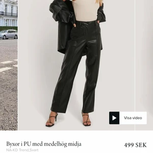 NA-KD TrendByxor I Pu Med Medelhög Midja - Byxor i läderimitation från nakd. Storlek 36. Säljer för 200kr + frakt 