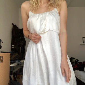Tunn klänning - Vit jättehärlig klänning, endast använd på min student. Väldigt loose i passformen och kombineras fint med skärp om man så önskar. 