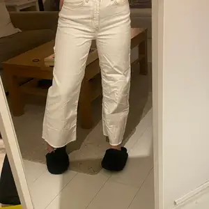 Snygga jeans med konstratsöm. Är 165 cm 