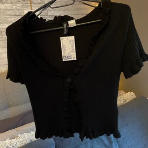 Svart topp  - Svart topp ifrån HM. Helt oanvänd med prislappen kvar🤍 storlek S, men passar mig som även kan ha XS