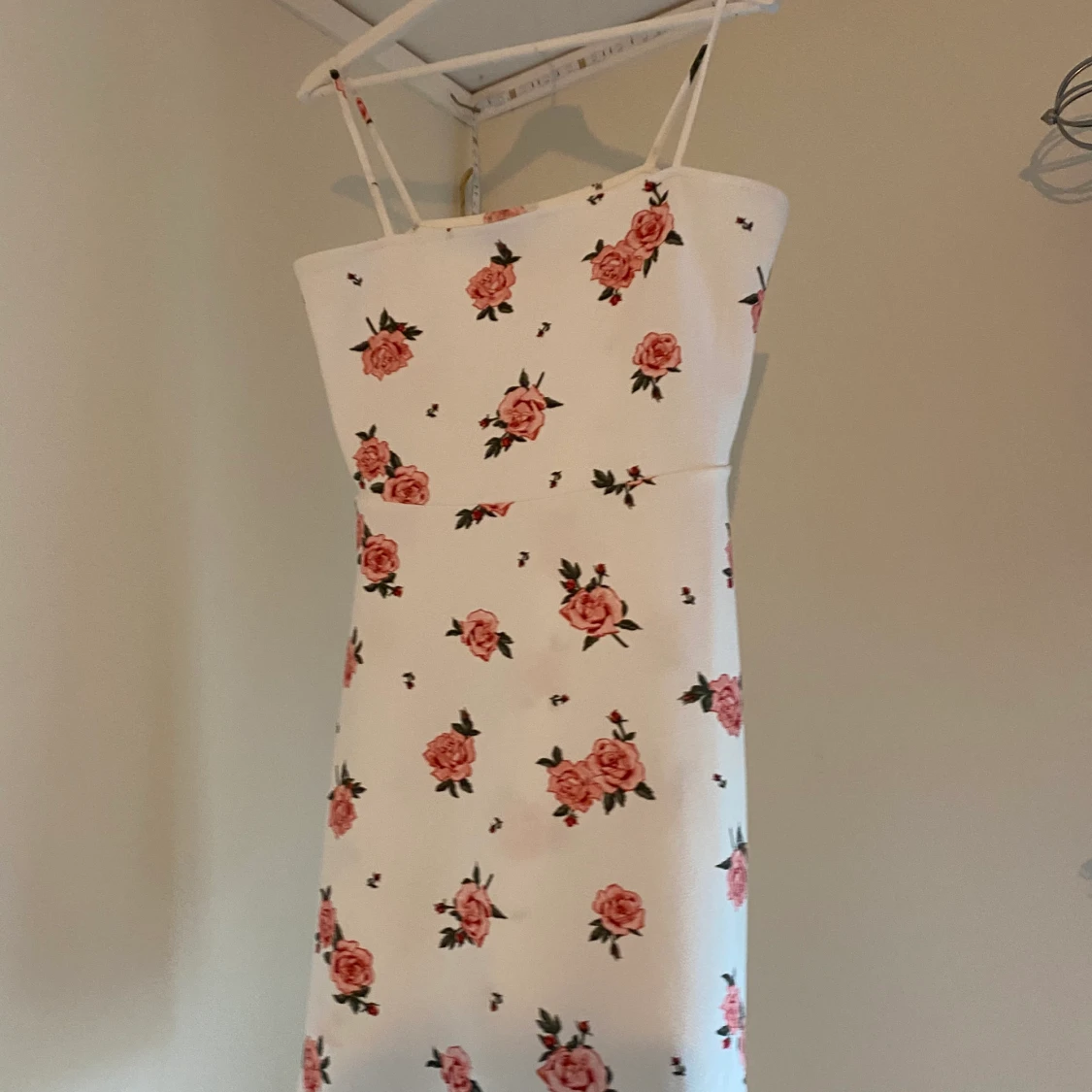 Vit klänning med blommor