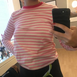 & other stories tröja - Hej! Säljer min other stories topp/tröja som är i en superläcker rosa färg. Använd endast en gång och är i storlek 34. Är själv en 36a men den här sittwr fint ifall du även föredrar en annan passform! Frakt tillkommer 🌸 har ni frågor så är det bara o hojta till!
