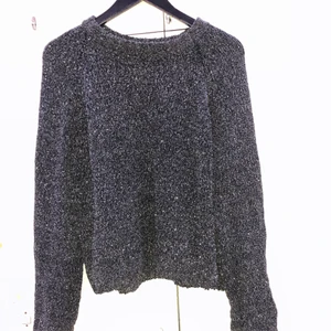 Grå glitter stickad tröja  - En grå stickad tröja som har glitter, jätte snygg och skön 💕