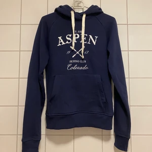 Hoodie  - En marinblå hoodie, använd fåtal gånger. Storlek S