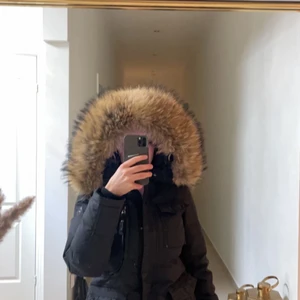 Hollies livingo jacka - Min vän säljer hennes hollis livingo jacka för 2500kr i storlek 36. Jackan är i helt fint skick (inga slitningar ingenting). Den är köpt för 4500kr och har varit till användning i 2 år. Hör av er för intresse!