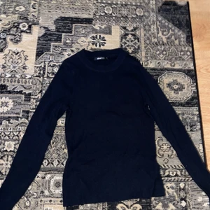 Stickadtröja ginatricot  i strl M.  - En ginatricot tröja i som stickat material i strl M med öppen rygg. 