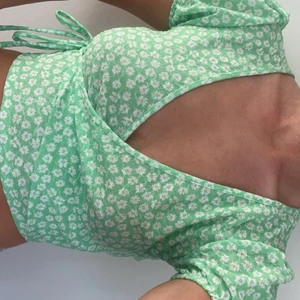 Topp - Säljer denna söta toppen från bershka🍒💚 Aldrig använd så kvaliten är som helt ny, strl S⚡️ Köparen står för frakten!