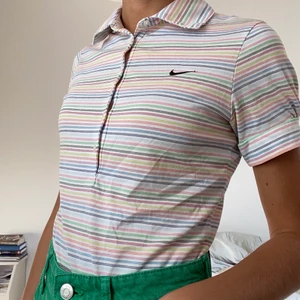 Randig tröja - Nike-pikétröja köpt på secondhand i gott skick.