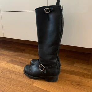 Stövlar  - Säljer dessa stövlar från Johnny Bulls i storlek 37. Använda Max 10 ggr så i väldigt bra skick. Perfekta nu till hösten/vintern. Nypris 2200kr. Köparen står för frakten.